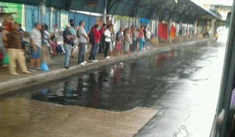 Dois ônibus colidem dentro do Terminal de Integração 1 e deixam o trânsito lento