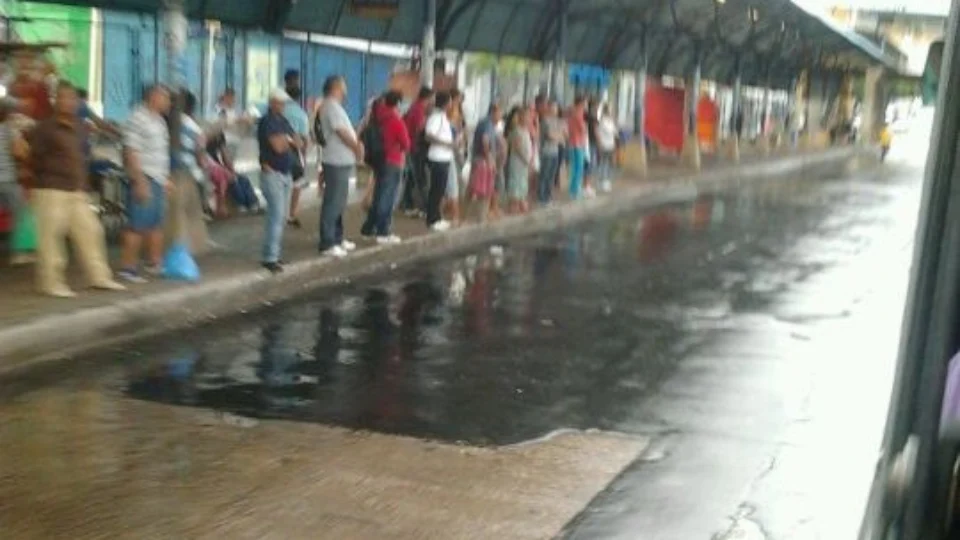 Dois ônibus colidem dentro do Terminal de Integração 1 e deixam o trânsito lento