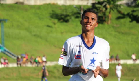 Atacante do sub-19 do Naça, marca três gols e dedica aos pais já falecidos