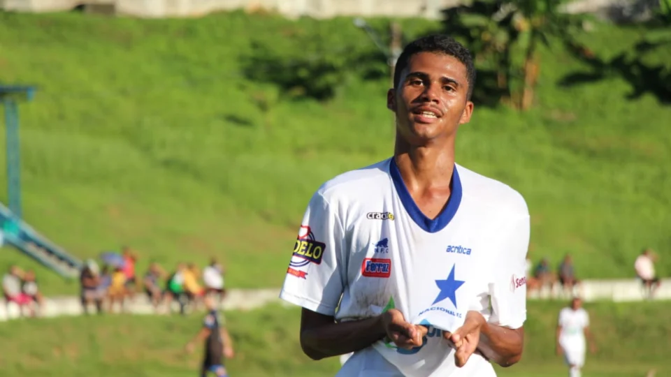 Atacante do sub-19 do Naça, marca três gols e dedica aos pais já falecidos