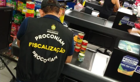 Alimentos impróprios para consumo são apreendidos em supermercado de Manaus