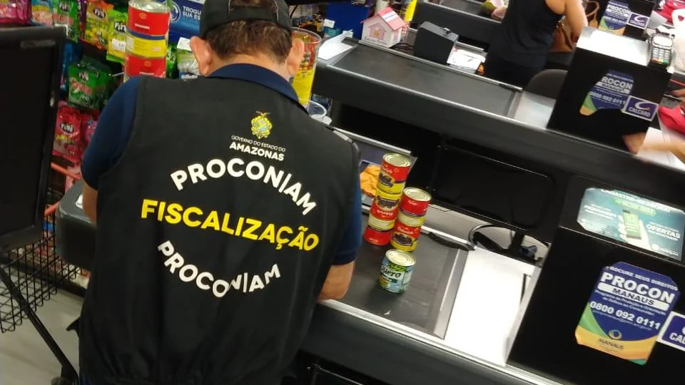 Alimentos impróprios para consumo são apreendidos em supermercado de Manaus