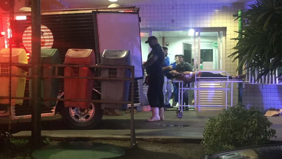 Tiroteio entre assaltantes e policiais acaba com um dos suspeitos morto