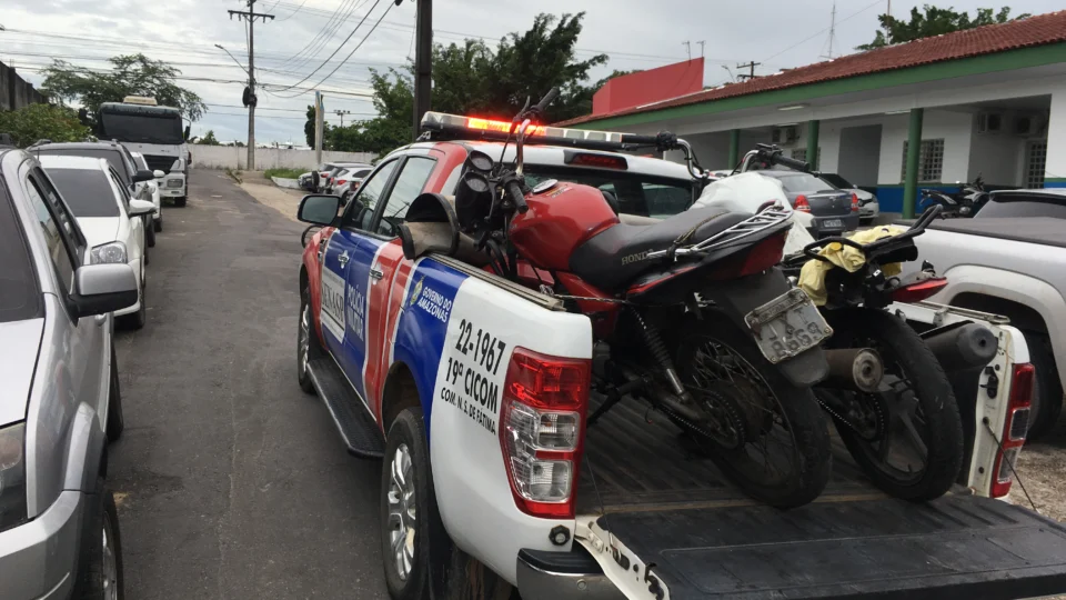 Homem é preso com caixa de ferramentas fazendo desmanche em motocicletas