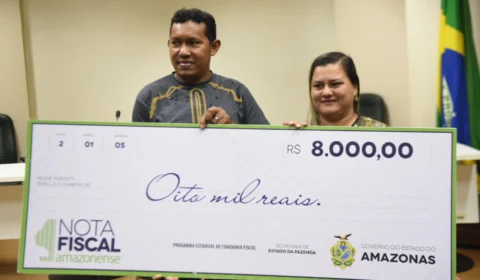 Pedreiro se emociona ao receber prêmio de R$ 20 mil da Nota Fiscal Amazonense