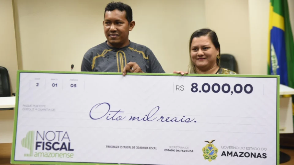 Pedreiro se emociona ao receber prêmio de R$ 20 mil da Nota Fiscal Amazonense
