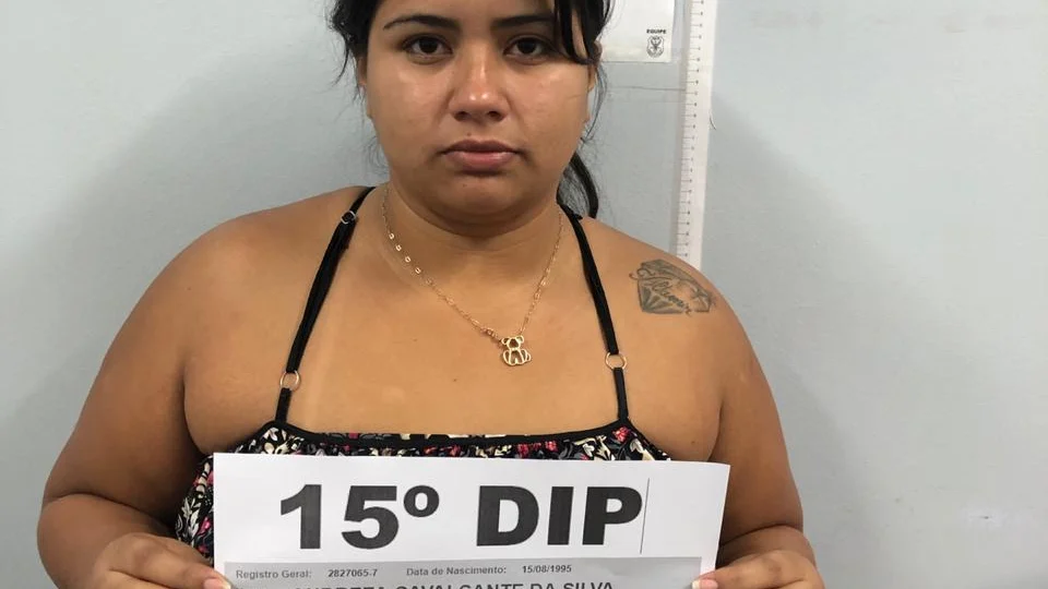 Jovem com sentença condenatória por tráfico de drogas é presa em Manaus