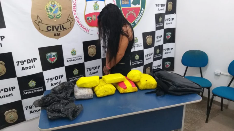 Jovem é presa com 8 kg de drogas em Anori, no AM