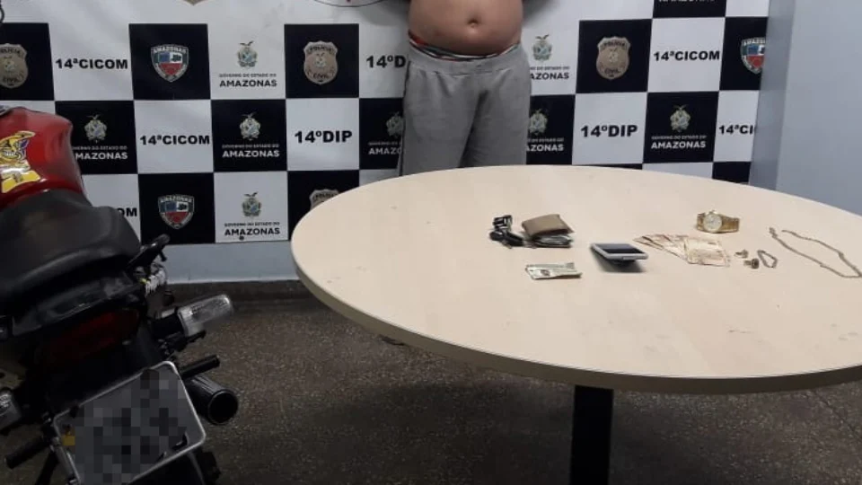 11 pessoas são presas com drogas, munições e armas em Manaus