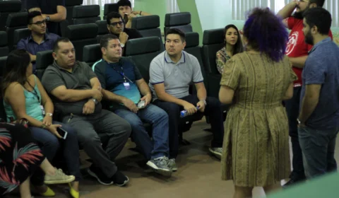 Jovens se reúnem para debater políticas públicas durante evento em Manaus