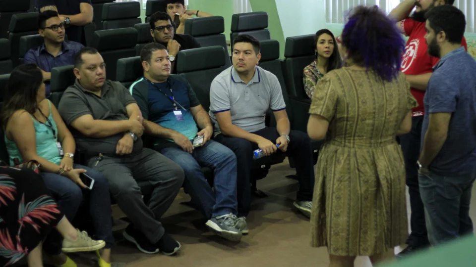 Jovens se reúnem para debater políticas públicas durante evento em Manaus