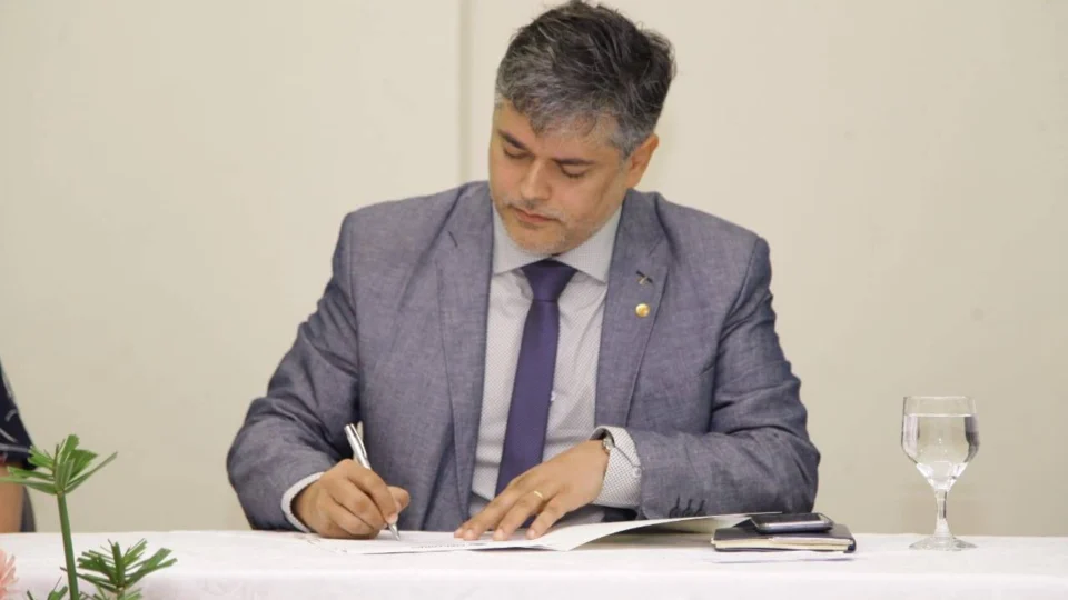 Rodrigo Tobias recebe funcionários da Susam e diz que vai liberar pagamentos pendentes