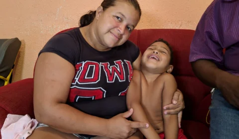 Família de ‘Valdinho’ pede ajuda para conseguir cadeira adaptada e alimentos para a criança