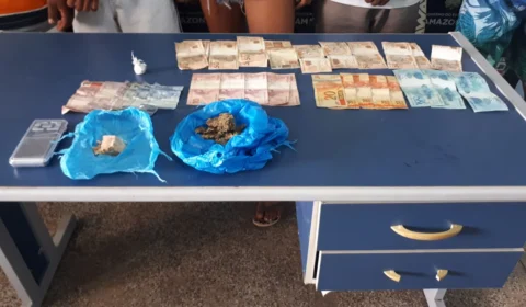 Cinco pessoas são presas e três adolescentes apreendidos com arma e droga no AM