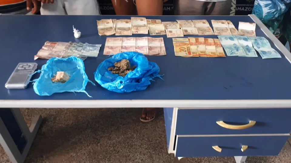 Cinco pessoas são presas e três adolescentes apreendidos com arma e droga no AM