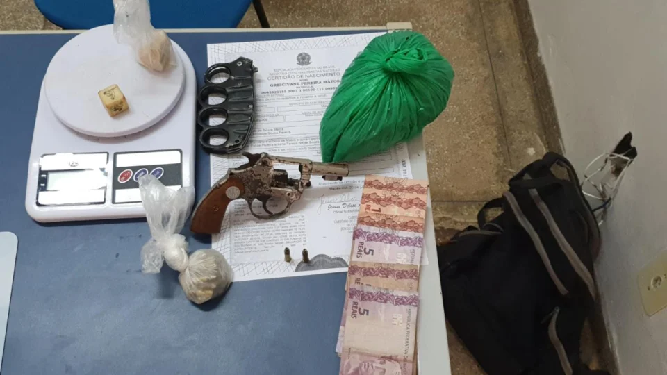 Arma, munições e drogas são apreendidas em boca de fumo no AM