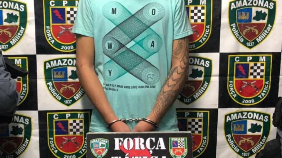 Durante abordagem jovem é flagrado com revólver na cintura