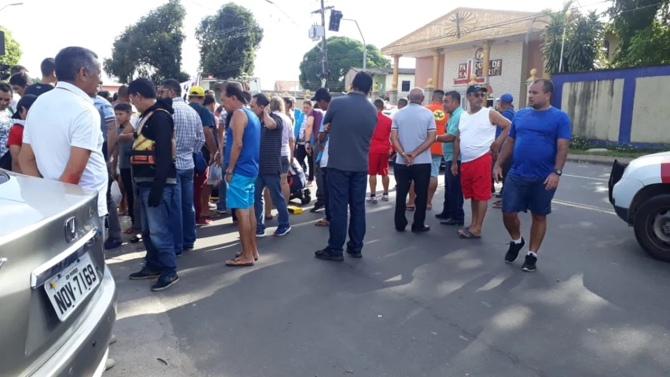 Homem atropela 5 pessoas em faixa de Pedestre
