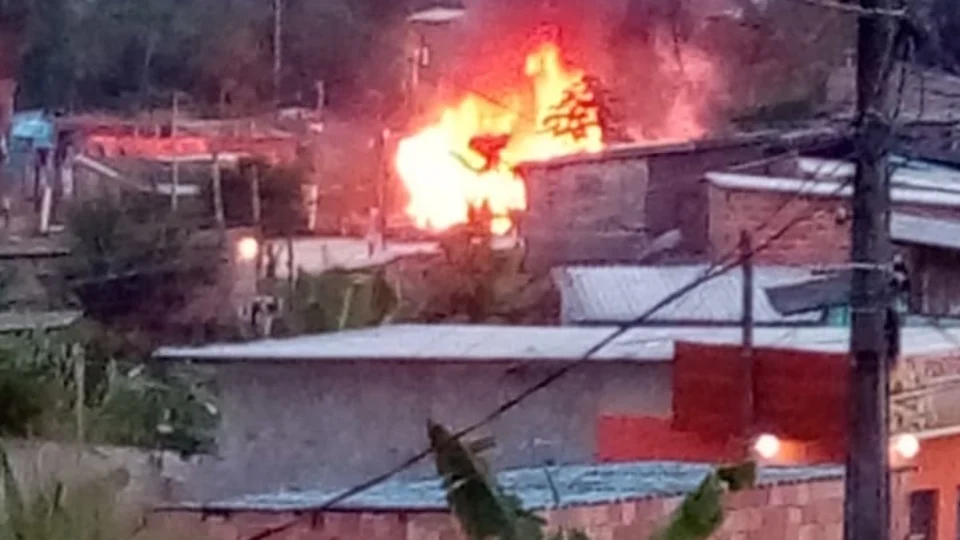 Incêndio destrói casa no João Paulo 2