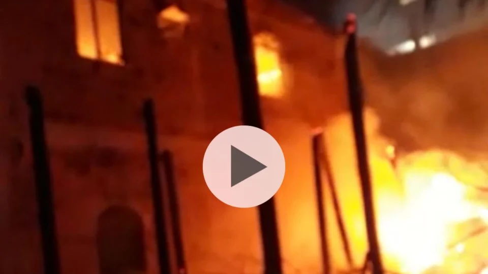 Vídeo: incêndio de grandes proporções destrói 3 casas no Japiim