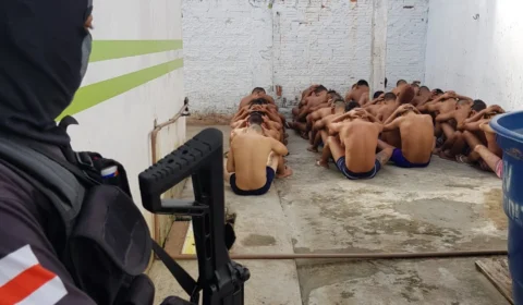 Armas e drogas são encontrados em presídio durante operação no AM