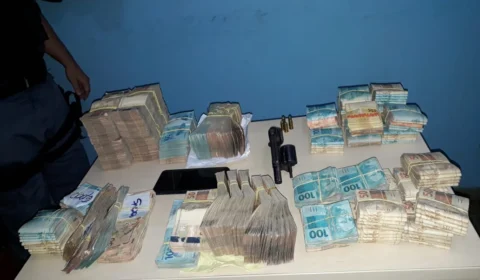 Com R$270 mil, homens são presos dentro de picape na AM-010