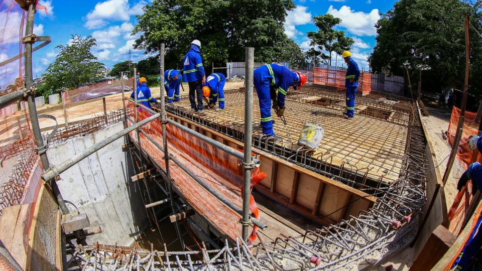 Mais de 100 mil pessoas são beneficiadas com obras de saneamento feitas pelo Governo AM