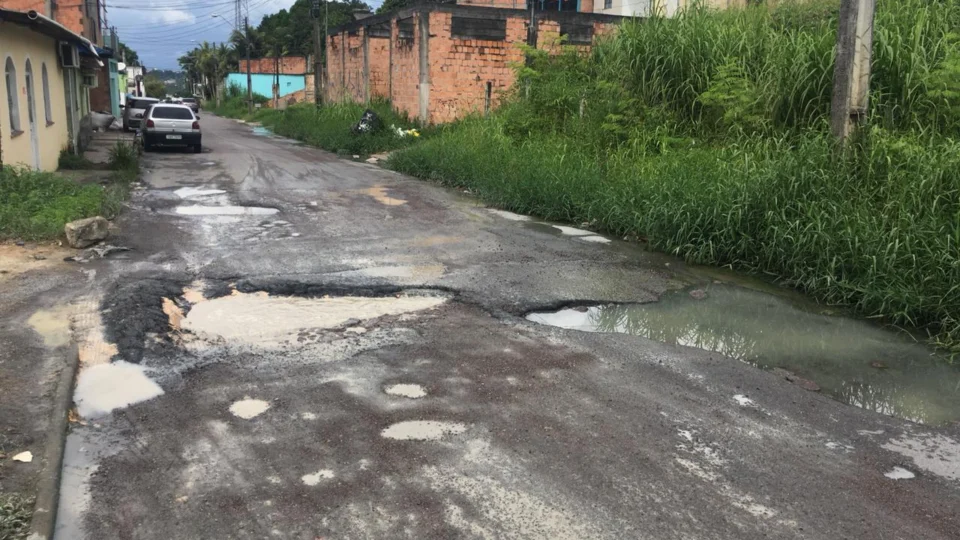 Moradores do bairro Parque das Laranjeiras sofrem com buracos nos asfaltos do bairro