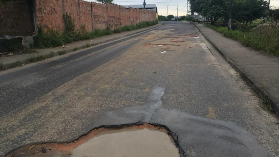 Falta de asfalto e buracos nas ruas do  Nova Cidade causam prejuízos aos moradores