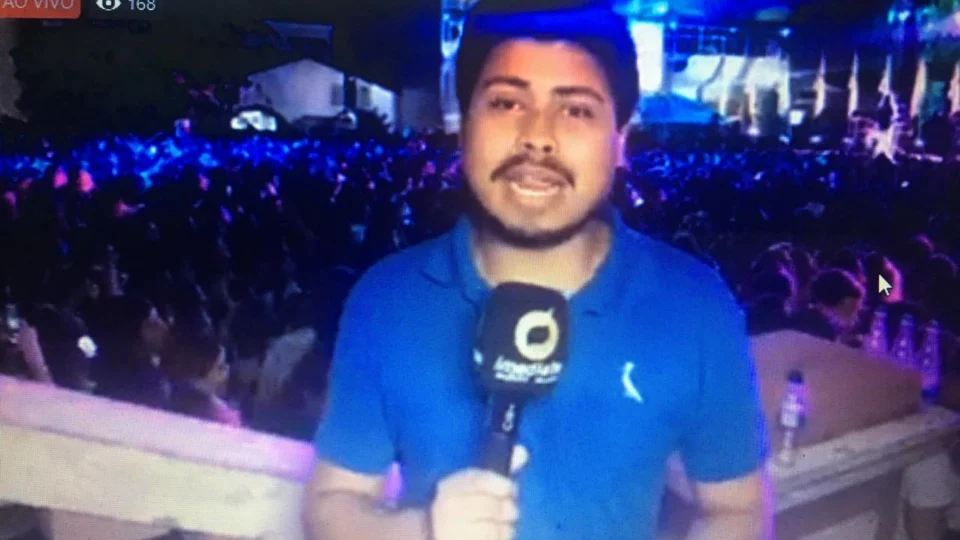 Centenas de fãs se reúnem no Centro da cidade para show gratuito da cantora Marília Mendonça