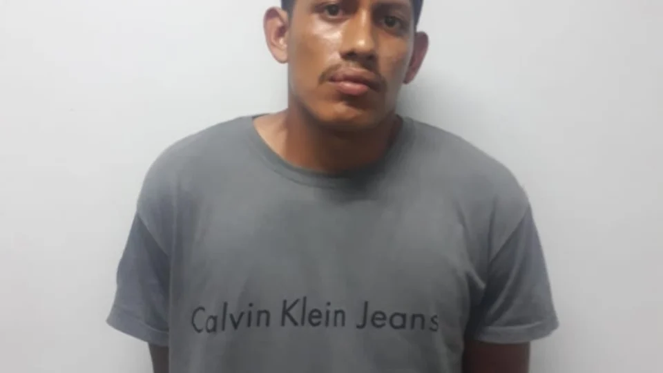 Foragido da Justiça é preso após uma abordagem em um microônibus em Manaus