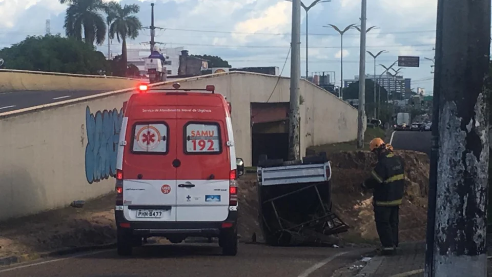 Acidente na avenida Torquato Tapajós altera o trânsito no local