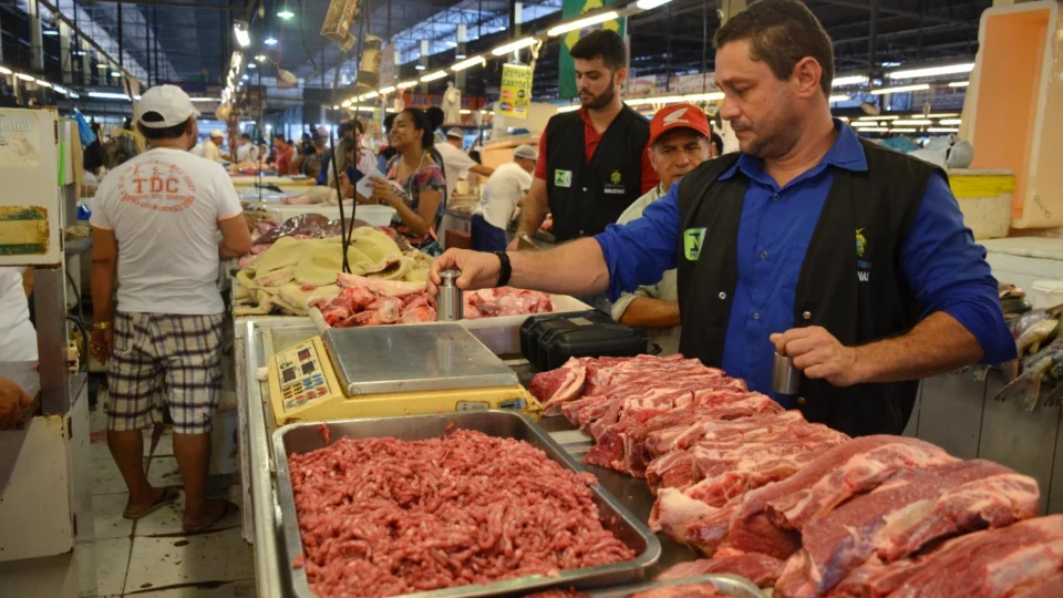 Balanças comerciais irregulares usadas em feiras e mercados são apreendidas em Manaus