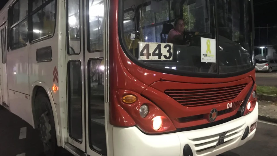 Assaltantes invadem ônibus da linha 443 e realizam assalto na Cidade Nova