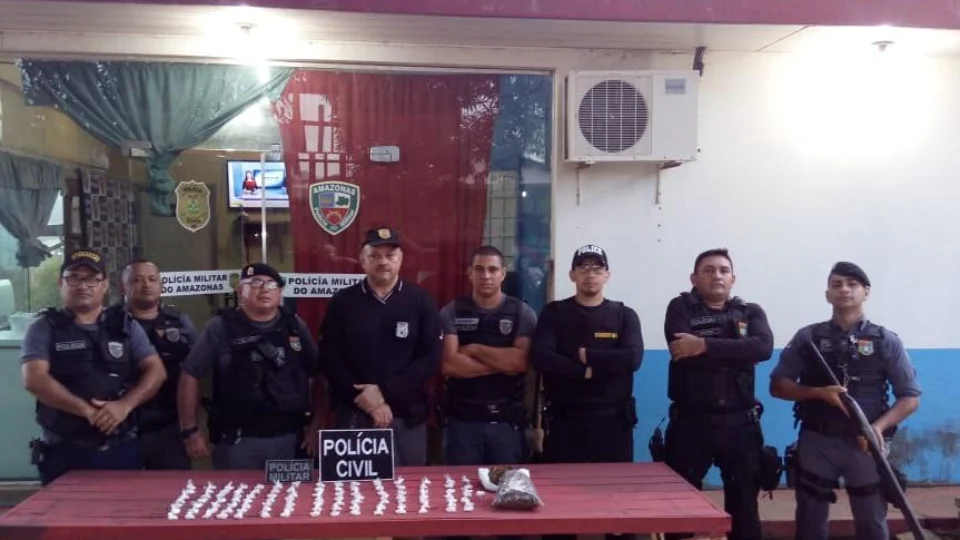 Cerca de 105 trouxas de cocaína e 256 gramas de maconha são apreendidas no AM