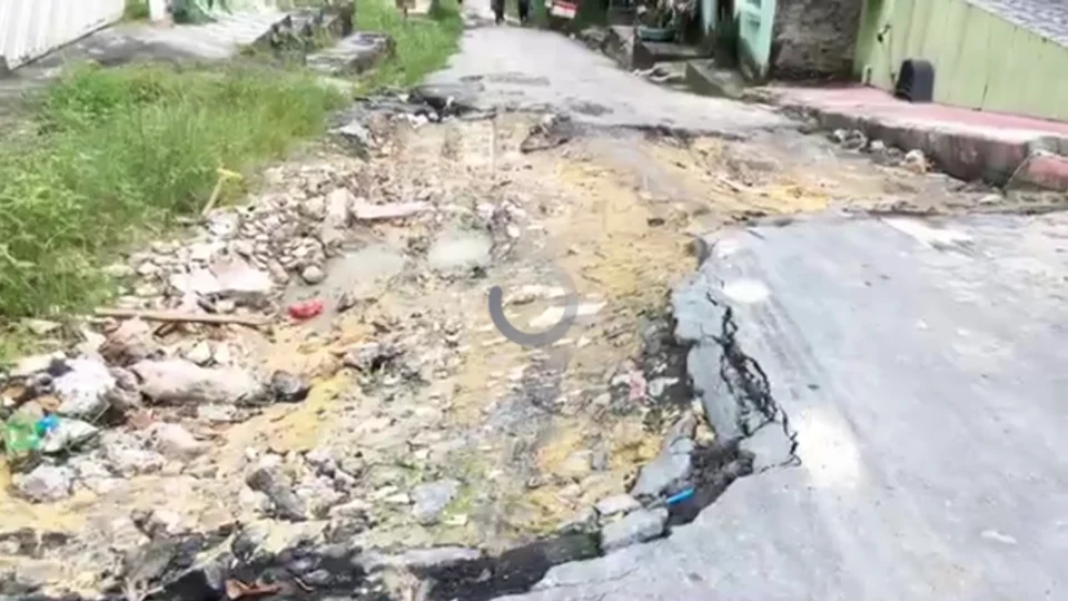 Carros quebrados, acidentes e inundações são causados por buracos em rua do Colônia Terra Nova