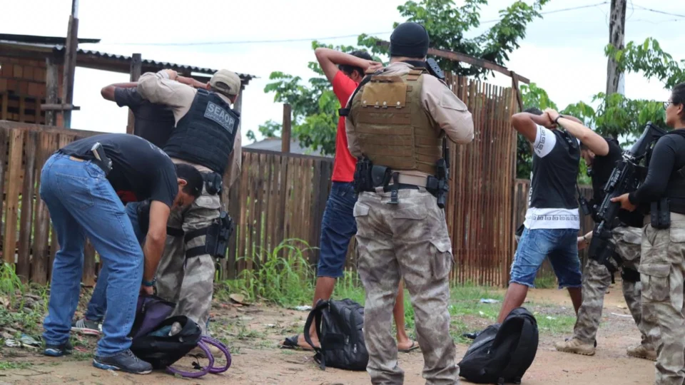 Sete pessoas são presas suspeitas de envolvimento com milícia em Manaus durante operação Cidade das Trevas