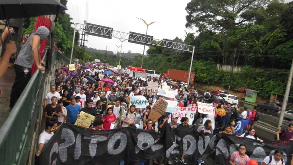 Milhares de manifestantes vão às ruas no Dia Nacional de Greve da Educação