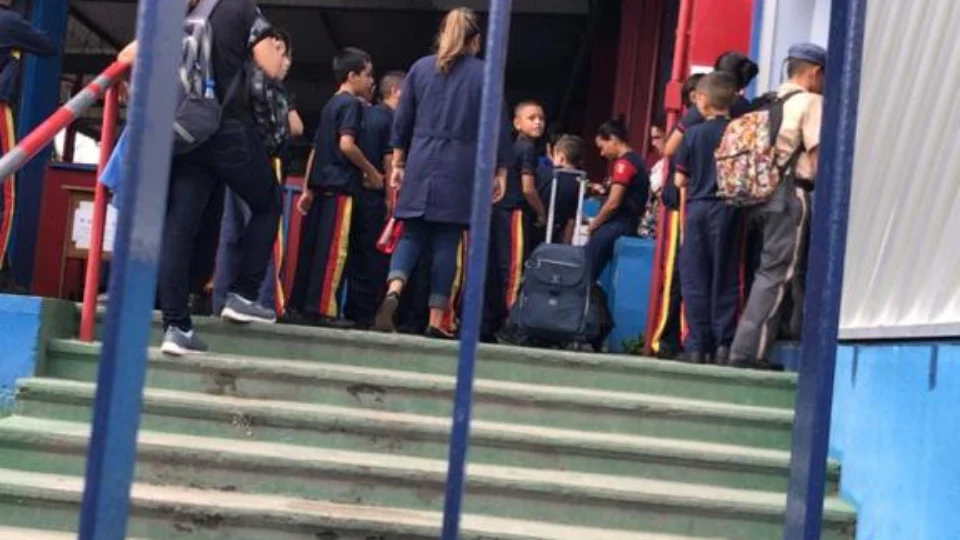 Pânico: princípio de incêndio desespera alunos e professores de escola da PM