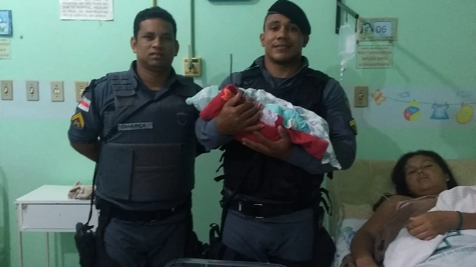Mulher entra em trabalho de parto dentro de viatura da PM no Amazonas