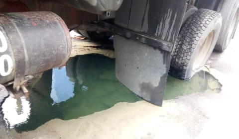 Cano estoura, e asfalto cede após caminhão trafegar em rua do Grande Vitória