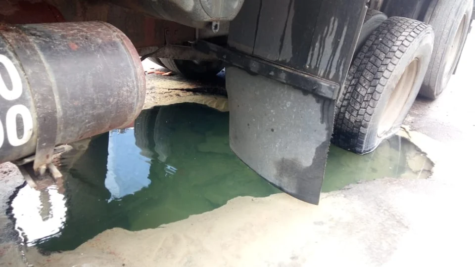 Cano estoura, e asfalto cede após caminhão trafegar em rua do Grande Vitória