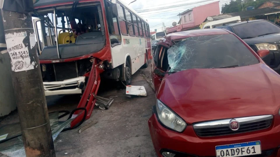 Colisão entre ônibus e carro deixa uma vítima lesionada no bairro de Flores