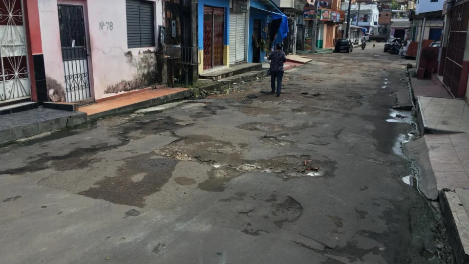 Buracos dificultam a vida de moradores no bairro Ouro Verde