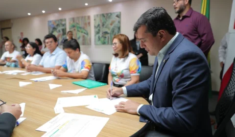 Reposição salarial de professores é aprovada e Wilson Lima assina decreto que assegura progressões