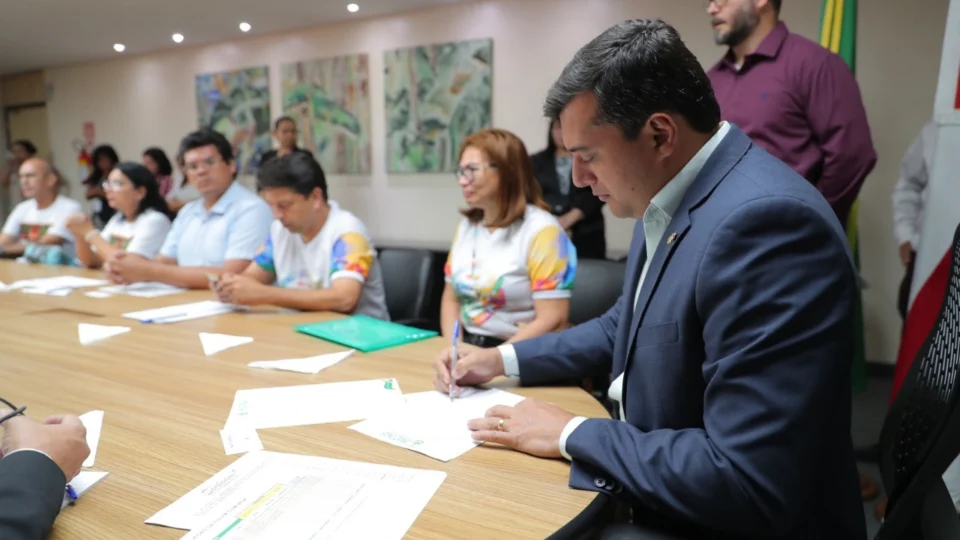 Reposição salarial de professores é aprovada e Wilson Lima assina decreto que assegura progressões