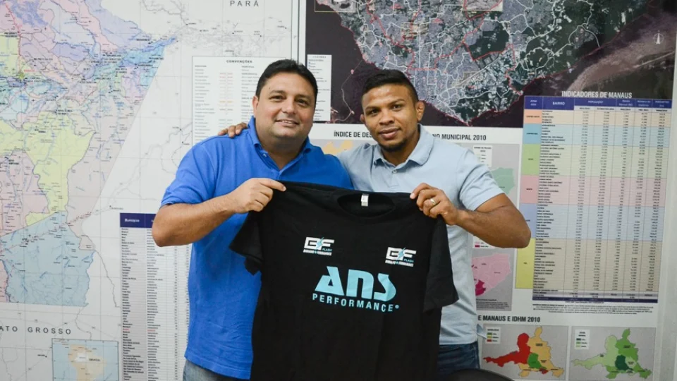 Campeão de MMA, Bibiano Fernandes, faz visita à Sejel em Manaus