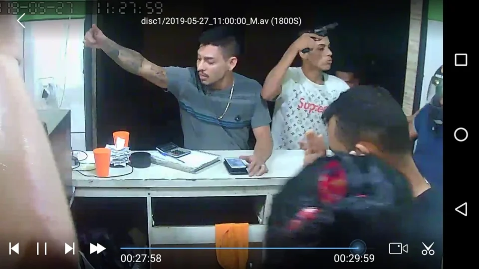 Trio invade pizzaria para assaltar, mas são impedidos por motoboy na Betânia