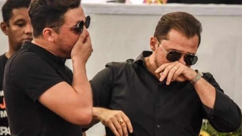 Wesley Safadão e Xand Avião vão aos prantos durante velório de Gabriel Diniz