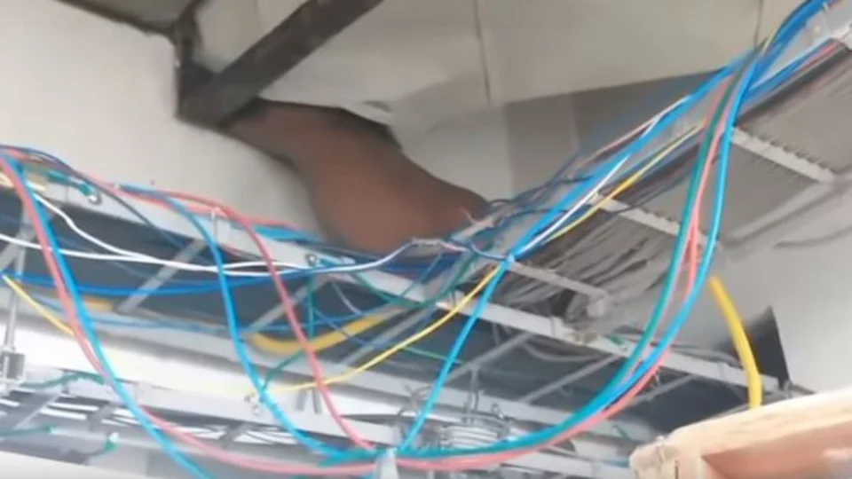 Assaltante fica preso na caixa de ar-condicionado em shopping de Manaus